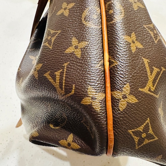 Louis Vuitton Crossbody - Picture 10 of 11